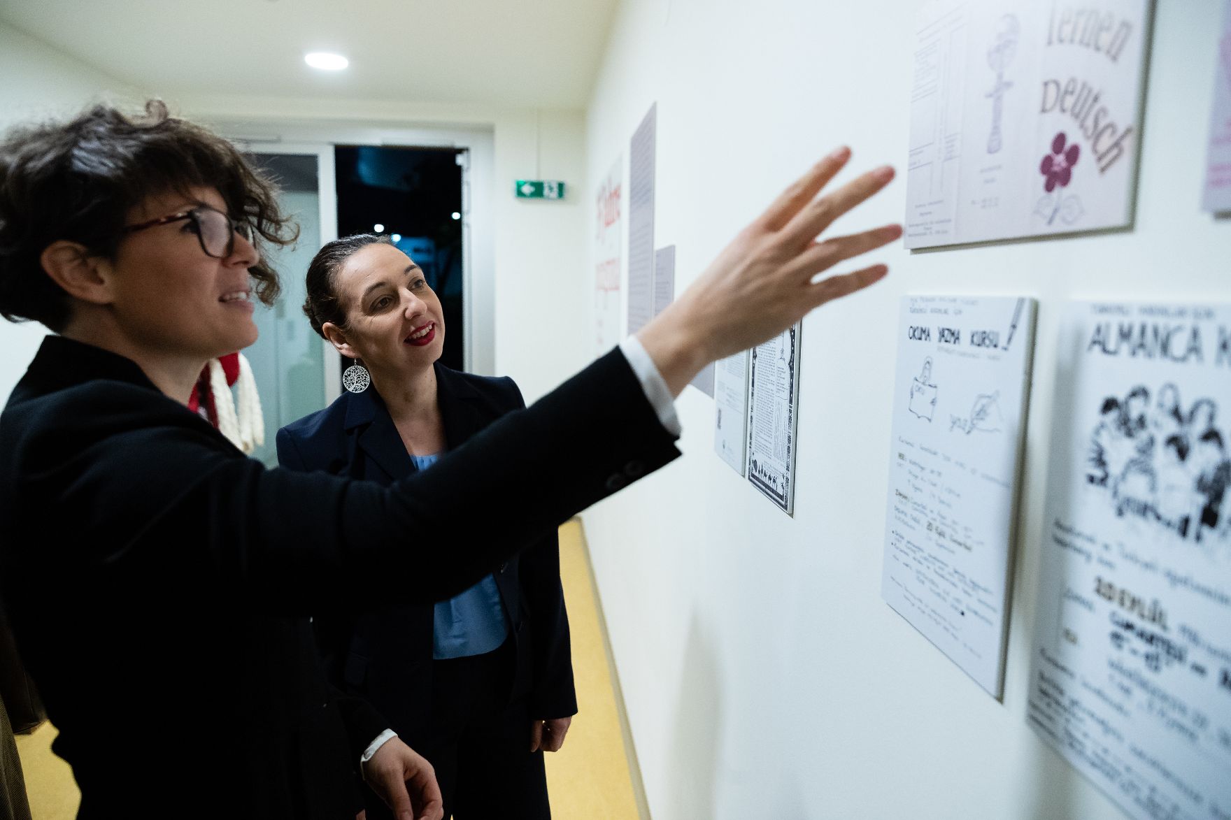 Am 7. November 2019 eröffnete Bundesministerin Ines Stilling (r.) anlässlich des 35-jänrigen Bestehens des Bildungs-, Beratungs- und Therapiezentrums für Immigrantinnen in Wien die Ausstellung „Lernen Sie Geschichte kennen“.